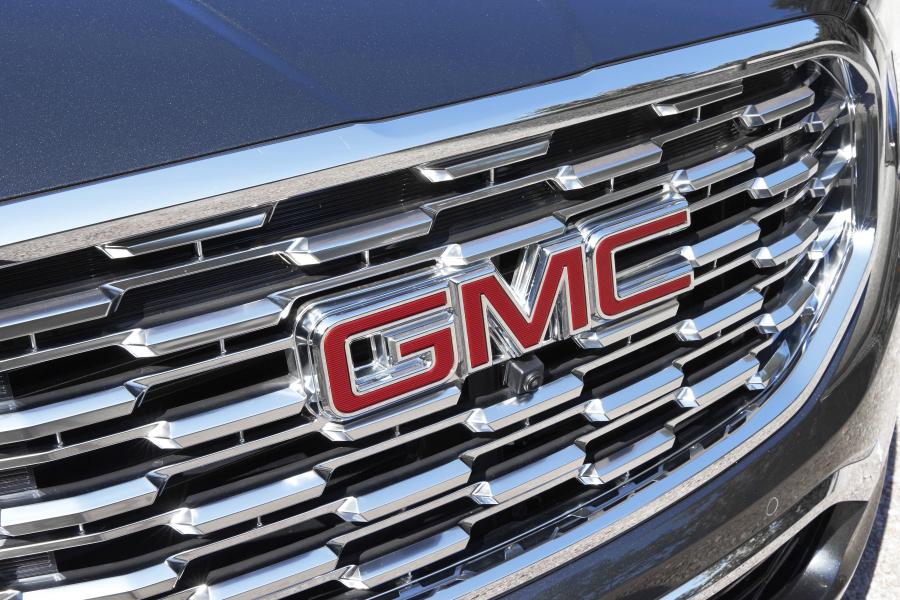 Логотип GMC Terrain Denali 2017 года  (фото 12 из 41)